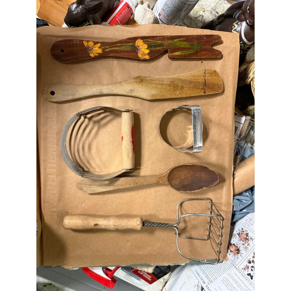 Lot of vintage kitchen utensils